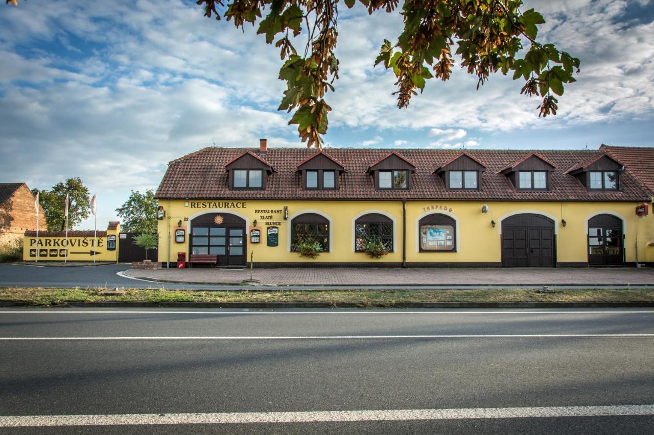 Penzion Zlate Slunce Hotel Chocenice Buitenkant foto